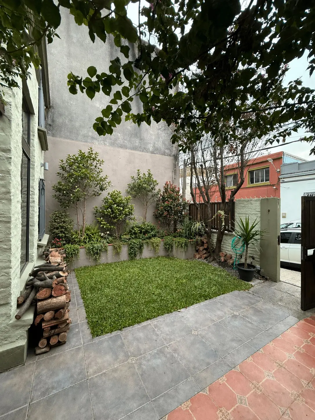 Patio residencial con vegetacion integrada